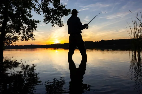 Pescador Pegando Peixe Lago Durante Pôr Sol — Fotografia de Stock