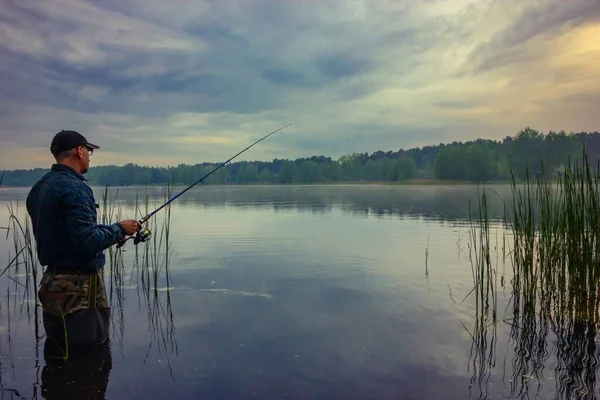 Gölde balık tutan balıkçı.