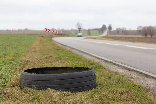 道路の道端にトーン 破損した車のタイヤ — ストック写真