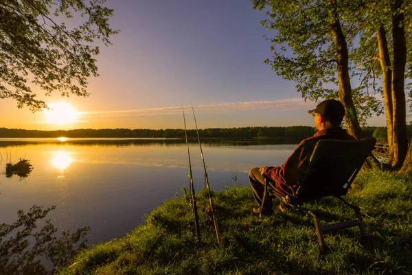 Angler Sedí Rybářském Křesle Během Východu Slunce — Stock fotografie