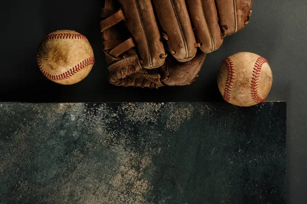 Spor Sezonunda Oynanan Maçlarda Kullanılan Eldivenlerdeki Kasvetli Beysbol Topları — Stok fotoğraf