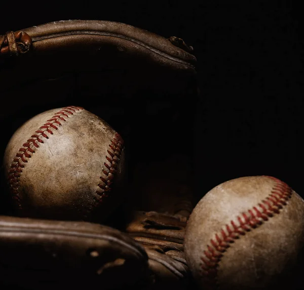 Donkere Stemmige Honkballen Handschoen Gebruikt Uit Spel Spelen Tijdens Het — Stockfoto