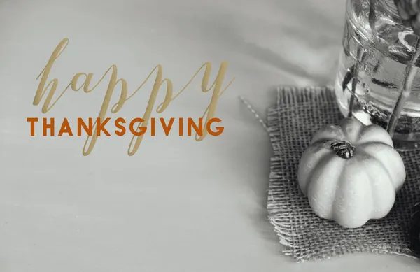 Happy Thanksgiving Tło Złotem Pomarańczowy Tekst Przez Rustykalny Dekoracji Dyni — Zdjęcie stockowe