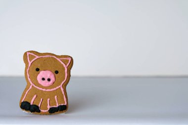 Domuz kurabiyesi kremayla süslenmiş, beyaz arka planda izole edilmiş, çiftlik hayvanı konsepti için kopyalama alanı var.