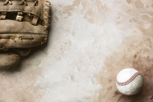 ボールと手袋を閉じて軽い野球の背景 — ストック写真