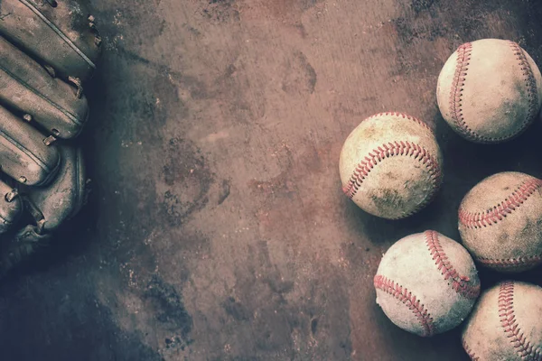 ゲームで使用されるスポーツ用品の背景にボールのグループとしてヴィンテージの野球 — ストック写真