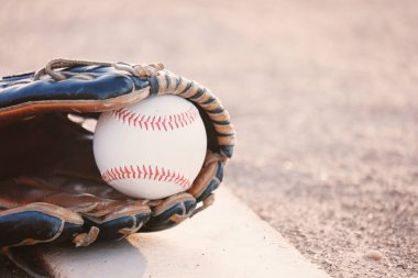 Spor sahasına yakın beysbol eldiveni, afişte fotokopi alanı, spor için arka plan