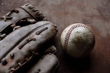 Eski tip beyzbol arka planı, eski top ve eldiven yakın plan.