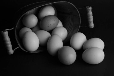 Siyah arka planda sepetteki yumurtalar