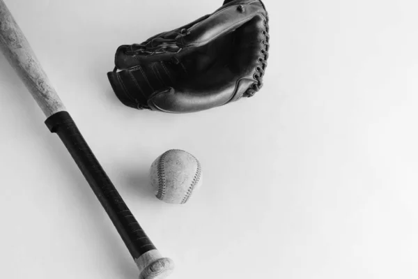 野球バットボールグローブの白黒写真です — ストック写真