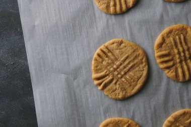 En üstten fıstık ezmeli kurabiyeler.