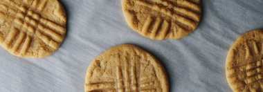 Eski moda fırınlanmış fıstık ezmeli kurabiyeler, ev yapımı tatlı.