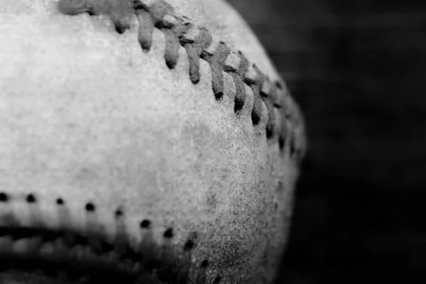 Makro Zbliżenie Stary Rustykalny Baseball Pokazuje Zużyte Skóry Używane Szwy — Zdjęcie stockowe