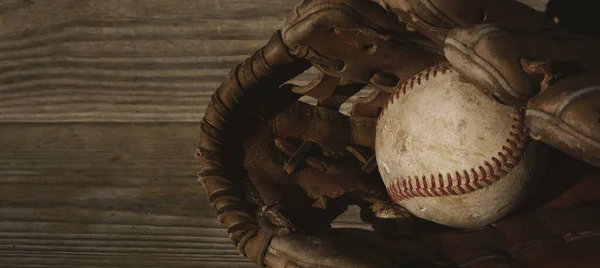 Μπάλα Του Μπέιζμπολ Και Παλιό Βρώμικο Δερμάτινο Γάντι Κορυφαία Άποψη — Φωτογραφία Αρχείου