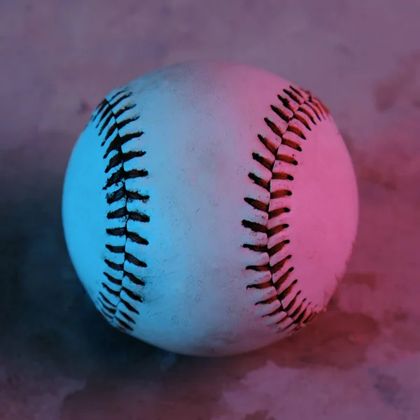 Close Van Lederen Honkbal Bal Blauw Roze Gel Licht — Stockfoto