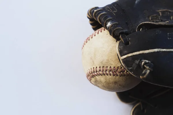 Honkbal Handschoen Met Bal Geïsoleerd Witte Achtergrond — Stockfoto