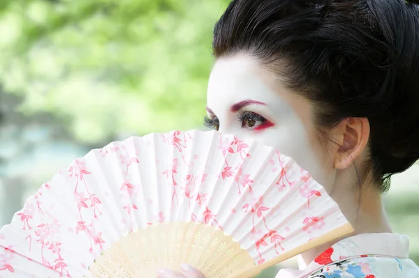 Donna con la ventola, ritratto in stile asiatico — Foto Stock