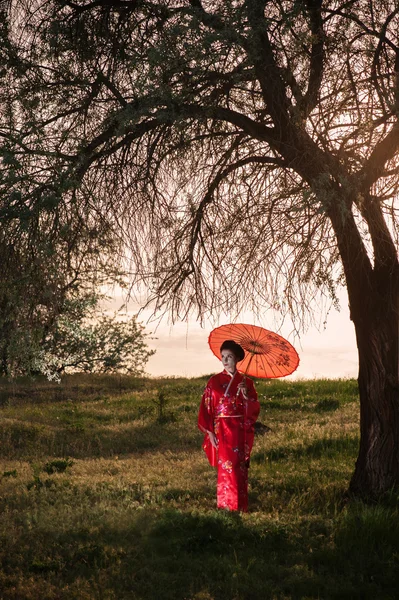 Wandelen vrouw met paraplu - Aziatische stijl portret — Stockfoto