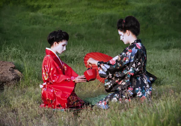 Tea drinking, outdoors — Stock Photo, Image