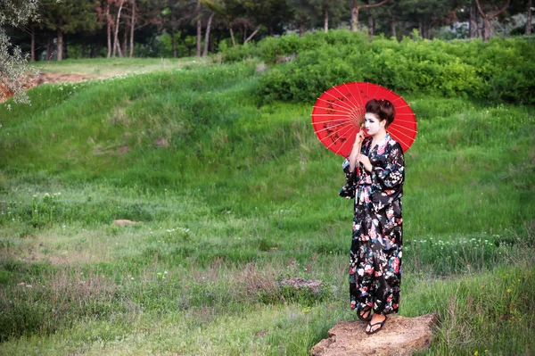 Wandelen geisha met paraplu — Stockfoto