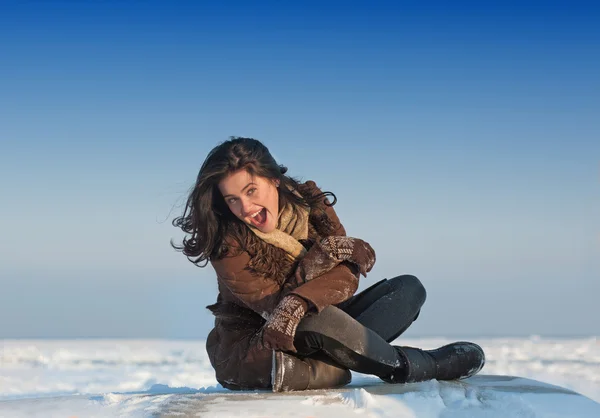 Menina bonita desfrutando o dia ensolarado de inverno — Fotografia de Stock