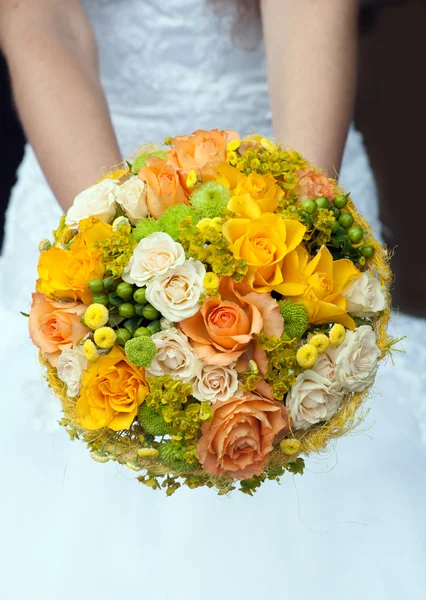 Buquê de casamento com rosas amarelas e laranja — Fotografia de Stock