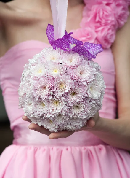 Buquê de casamento redondo com flores rosa — Fotografia de Stock