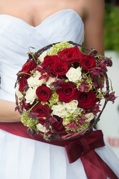 Buquê de casamento com rosas vermelhas e brancas — Fotografia de Stock
