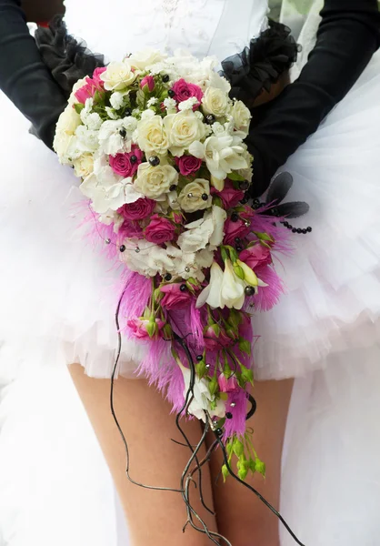 Свадебный букет с малиновыми и белыми розами — стоковое фото