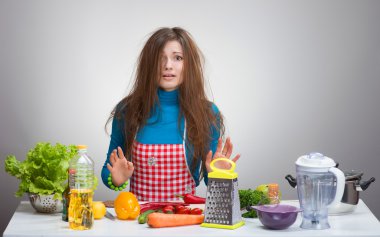 uncombed depresif kadın mutfakta