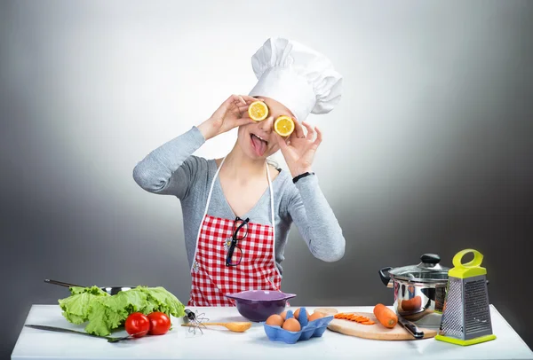Crazy cooking woman with lemon eyes — Stock Photo, Image