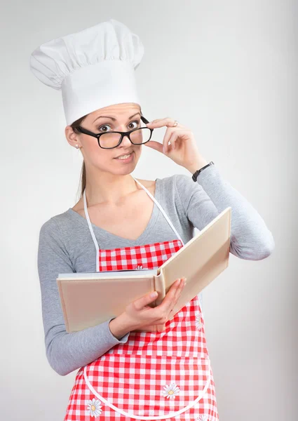 Retrato divertido de una mujer con sombrero de chef — Foto de Stock