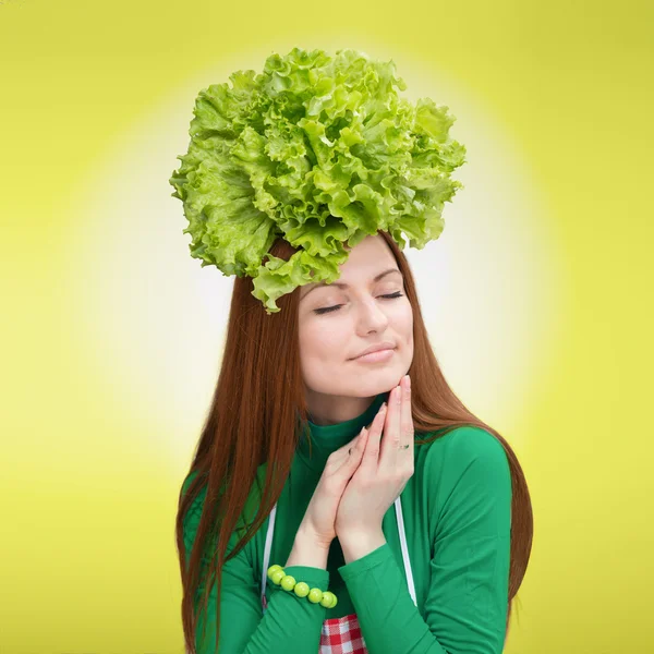 Porträtt av en kvinna med sallad på hennes huvud — Stockfoto