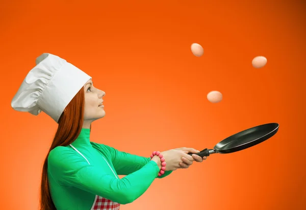 Mujer preparando el desayuno, retrato juguetón — Foto de Stock