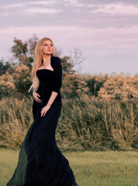 uzun, siyah elbiseli kadın