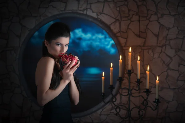 Demonische vrouw met een granaatappel — Stockfoto