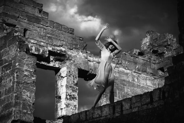 Девушка в разрушенном здании — стоковое фото