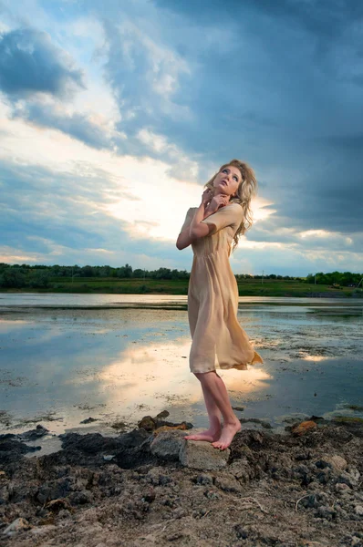 Mulher triste olhando para cima — Fotografia de Stock