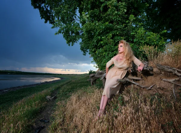 Mujer en la orilla del río — Foto de Stock