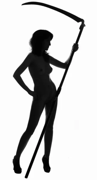 Silhouette einer Frau mit Sense — Stockfoto
