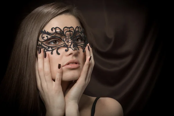 Mooie dame in lacy zwart masker — Stockfoto