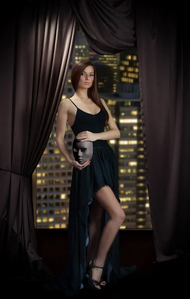 Портрет молодої жінки в вечірній сукні з маскою Ліцензійні Стокові Зображення