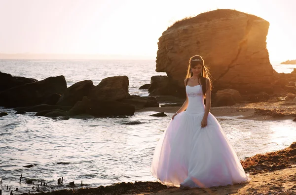 Romántico retrato de novia al atardecer — Foto de Stock