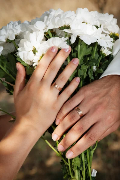 两只手与结婚戒指 — 图库照片
