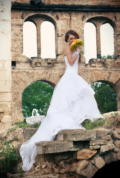 Gül kokulu bir gelin portresi — Stok fotoğraf