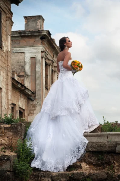 Bride in front of ruins, in profile — Stock Photo, Image