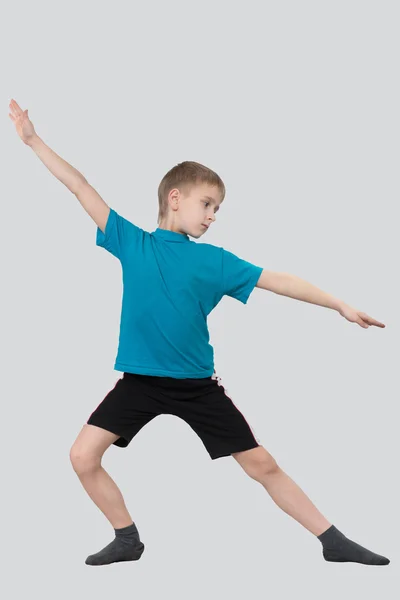 Niño calentando sobre fondo gris — Foto de Stock