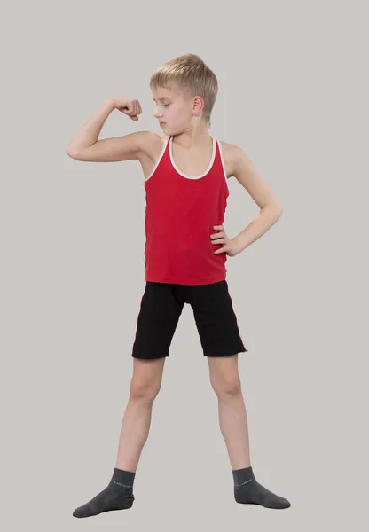 Chlapec při pohledu na jeho svaly — Stock fotografie