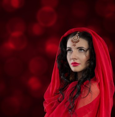 arka plan üzerinde kırmızı genç kadın portresi oryantal tarzı