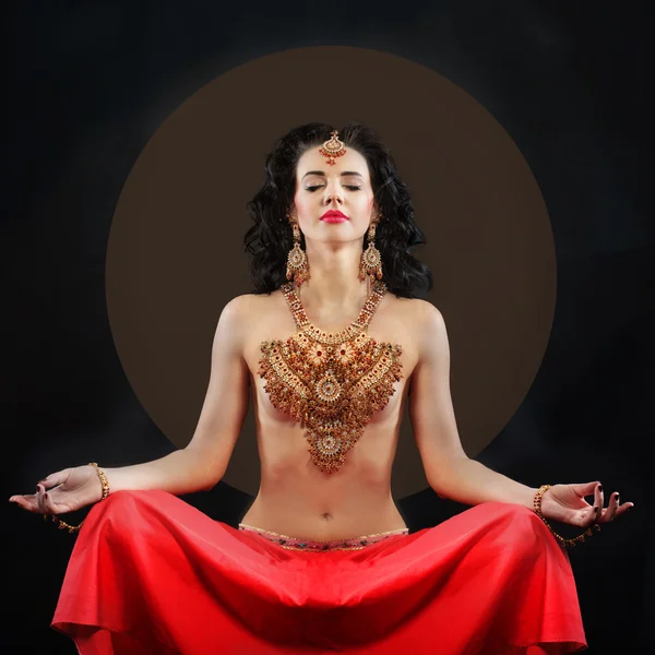 Retrato de estilo oriental de mulher meditando — Fotografia de Stock